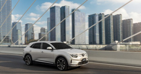 Tỷ phú Phạm Nhật Vượng tung ưu đãi khủng cho loạt ô tô VinFast: Tặng 50 triệu
cho khách mua VF 7, cộng thêm 2 năm bảo hiểm siêu giá trị